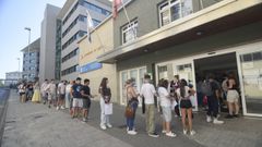 Alumnos de FP esperando para matricularse en el CIFP Politcnico de Lugo
