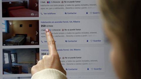 Una mujer busca habitaciones en alquiler en un portal inmobiliario