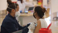 Una mujer, vacun�ndose en Ferrol