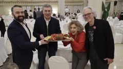 El sumiller Alejandro Paad�n con el alcalde de O Barco, Aurentino Alonso, la concejala de Cultura, Margarida Pizcueta, y con el organizador de la Festa do Botelo en A Coru�a, Jos� �ngel Rodr�guez