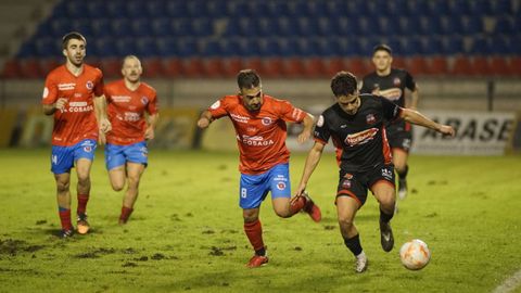 Gabi Sann, con un jugador del Estradense, en el partido de la primera vuelta en O Couto.