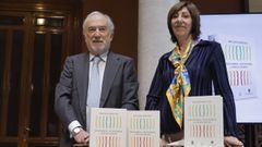 El presidente de la RAE, Santiago Mu�oz Machado, y la responsable del Instituto de Lexicograf�a de la Academia, Elena Zamora, presentaron este mi�rcoles su primer �Diccionario de sin�nimos, ant�nimos y voces afines�, una obra realizada junto a la Asociaci�n de Academias de la Lengua Espa�ola (ASALE) y editada por Espasa.