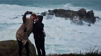 Dos personas haci�ndose una fotograf�a durante el temporal en A Coru�a