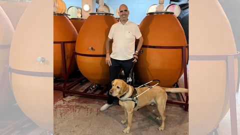 Jonatan Armengol con su perro guía Calo