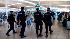 Agentes de la Polica Nacional en El Prat