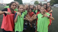 Integrantes de la secci�n femenina del Racing antes de un entrenamiento en A G�ndara.