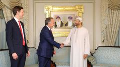 Jared Kushner y Steve Witkoff saludan este viernes al ministro de Exteriores de Om�n.