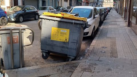 Contenedor afectado por un incendio este jueves de madrugada en la calle Eugenio Carr� Aldao