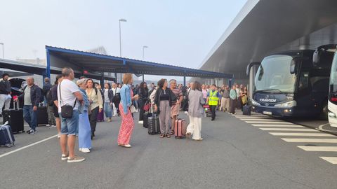 Los pasajeros de primera hora tuvieron que coger un bus para ir a Lavacolla