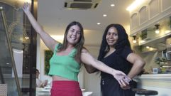 Mar�a Boullosa, a la izquierda, que es pluriempleada en dos bares de Pontevedra, y su compa�era en uno de ellos, Clara Issa P�rez. 