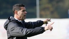 Hierro hace indicaciones durante un entrenamiento