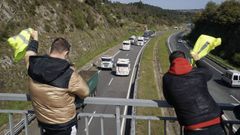 La asociaci�n Apetamcor organiz� una caravana en la autov�a A-52.