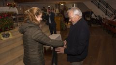 La Semana dos Av�s, que organiza desde hace m�s de veinte a�os la parroquia de Carballo, se clausur� ayer con una representaci�n teatral. Por la ma�ana hubo la tradicional misa. Al final de la ceremonia se hizo entrega del premio al abuelo m�s destacado. Correspondi� en esta ocasi�n a Francisco Costa, presidente y fundador de Aspaber, la asociaci�n para disminuidos ps�quicos.