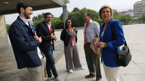 Ana Granja y parte del equipo del PP coinciden con Juan Fajardo, candidato de Esquerda Unida, en el auditorio de Vilagarca