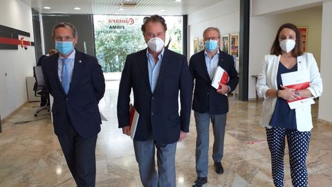 El presidente de la C�mara de Comercio de Gij�n, F�lix Baraga�o, junto a los vicepresidentes camerales