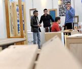 Alumnos del ciclo de madera y mueble muestran sus trabajos. 