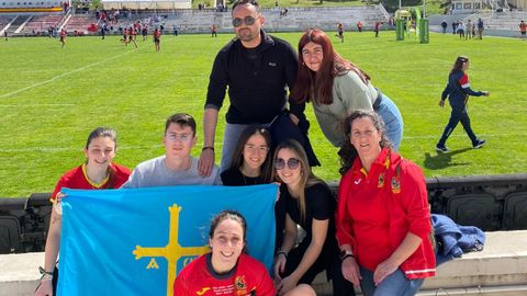 Clara Piquero despus de un partido de la Seleccin XV en Madrid contra Estados Unidos, en una foto con su familia