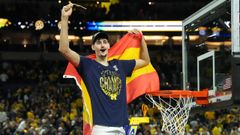 Aday Mara, con una bandera espa�ola, celebra el t�tulo de la NCAA.