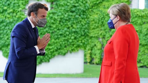 Emmanuel Macron saluda a Angela Merkel a su llegada a la Canciller�a, en Berl�n