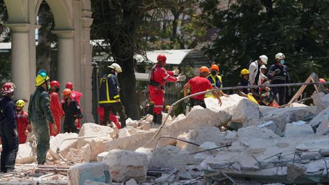 Rescatistas y bomberos trabajan en el lugar luego de que una explosin destruyera el Hotel Saratoga.