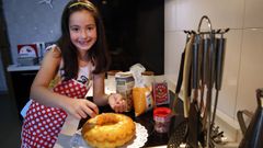 Lara Oubi�a, 8 a�os, Vilagarc�a. Es su postre preferido. �Para m� es bastante f�cil porque lo hago mil veces�, cuenta Lara, al tiempo que detalla minuciosa cada paso de la receta. Una receta le ense�� su abuela Manola, �mi cocinera favorita�. De hecho, confiesa, �estoy deseando que acabe el curso para irme a casa de mi abuela. All� es donde m�s cocino. Y este verano quiero hacer helados�.