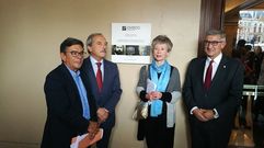 Roberto S�nchez, Wenceslao L�pez, Ana Cristina Tolivar y Santiago Garc�a Granda junto a la placa de Clar�n