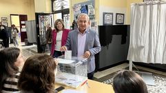 Fotograf�a difundida esta ma�ana por el PSOE del momento en que Jos� Tom� vota en el colegio electoral de Monforte en el que le correspond�a hacerlo