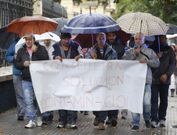 Los mariscadores se manifestaron bajo una intensa lluvia ante la Delegaci�n del Gobierno . 