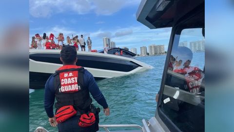 Los servicios de rescate auxiliaron a las 32 personas que iban a bordo del yate