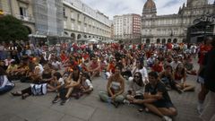 Imagen de archivo de la plaza de Mar&iacute;a Pita llena de gente para seguir un partido de la selecci&oacute;n espa&ntilde;ola