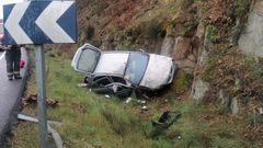 El veh�culo accidentado en la OU-540 sufri� un fuerte impacto contra el talud