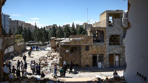 Los vecinos de Karaj entre los escombros tras el bombardeo