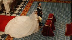 El vestido de la novia. La periodista eligió a Pertegaz para entrar a la familia real. El maestro de la Alta Costura confeccionó el histórico vestido en seda natural con una cola de 4,50 metros y bordados en hilo de plata y oro. Un traje que está expuesto de forma permanente en el Palacio Real de Aranjuez, en Madrid, junto con los de la reina Sofía y las infantas Elena y Cristina