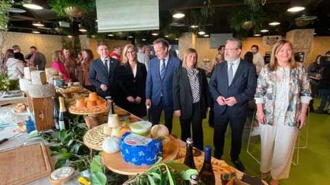 Miembros del Gobierno asturiano y del Ayuntamiento de Oviedo frente al stand de Alimentos del Paraso en Madrid Fusin