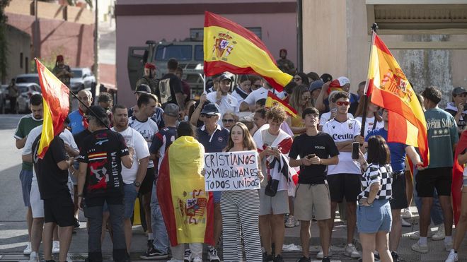 Varias personas durante una manifestaci�n para protestar por la situaci�n provocada por la llegada masiva de migrantes, a 27 de agosto de 2026, en Ceuta