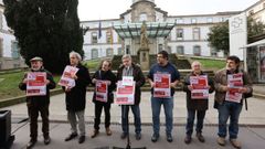 Miembros de la plataforma SOS Sanidade P�blica de Pontevedra, este viernes, a las puertas del Hospital Provincial