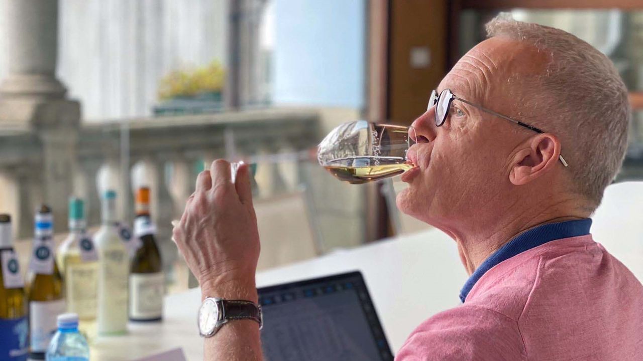 Tim Atkin, Máster of Wine: «En Rías Baixas no hay falta de diversidad ni de talento»