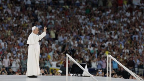 El papa Le�n XIV bendice a los fieles en el encuentro con la comunidad diocesana