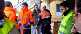 Voluntarios de Protecci�n Civil amigos y el padre del joven desaparecido (al fondo, de frente) en una parada en la b�squeda, en Papoi.