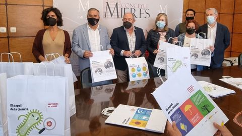 La Universidad de Oviedo y los comerciantes del Caudal colaboran con el reparto de 3.600 bolsas para difundir el papel de la ciencia