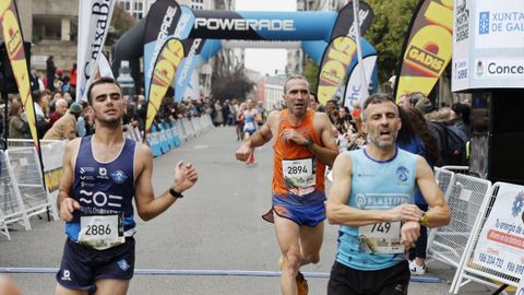 Los corredores en su llegada a la meta de la San Marti�o.