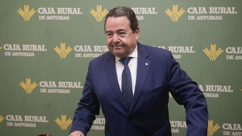 Fernando Mart�nez Rodr�guez, presidente de Caja Rural de Asturias, antes de informar a los medios de la celebraci�n este viernes en Oviedo del Consejo Nacional del Grupo Caja Rural, al que asisten los presidentes y los directores generales de las cajas rurales que lo conforman.