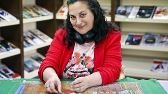 Lola Mart&iacute;nez, en Redondela, con un puzle del cuadro &laquo;El dormitorio en Arl&eacute;s&raquo;, de Van Gogh