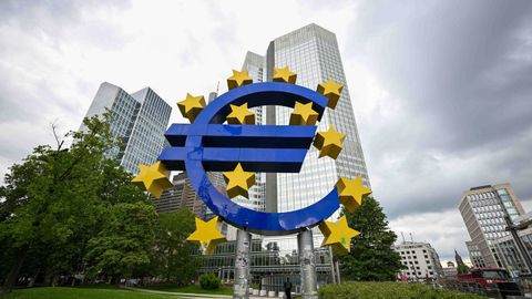 Escultura del euro ante la sede del Banco Central Europeo en Fráncfort