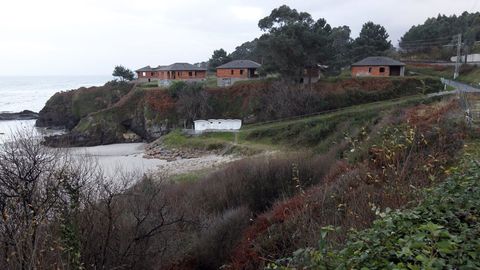 Chalés de la playa de Areoura de Foz, a medio construir desde hace más de 20 años
