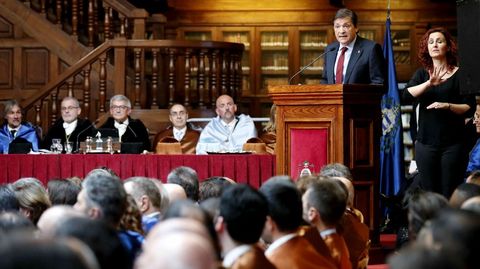 El presidente del Principado, Javier Fern�ndez, durante su intervenci�n en el acto de apertura del curso de la instituci�n acad�mica