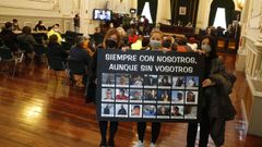 Familiares de los desparecidos en el Villa de Pitanxo, en el pleno que celebr� este jueves la corporaci�n de Pontevedra