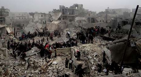 Vecinos de la zona observan los escombros en el barrio de Jabal Badro, de Alepo, tras un bombardeo.