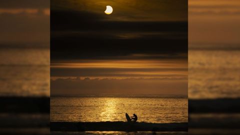 Guillermo Carracedo surfeando durante el eclipse solar