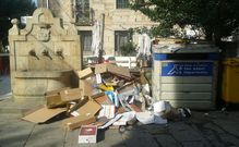 La basura rebosando los contenedores es una de las im�genes que afean el centro de Padr�n.